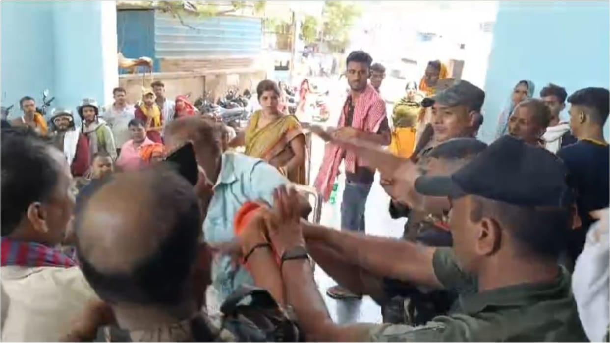 Bihar News : Guards beat up postmortam staff in Bhojpur Sadar Hospital, bihar police,video viral