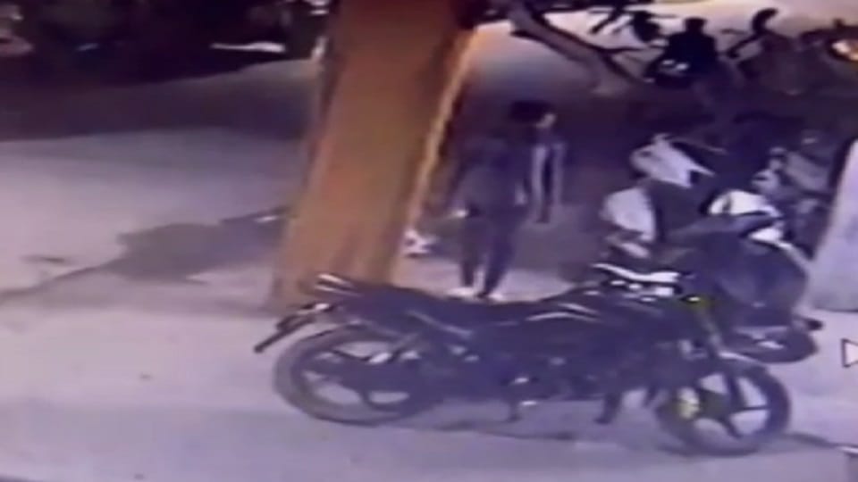 चोरी की करतूत सीसीटीवी में कैद