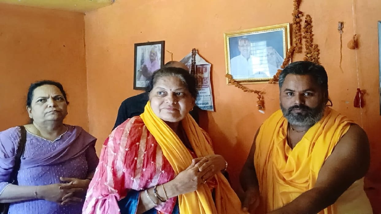 Home Minister Amit Shah s wife visited Ram Janaki temple in Makhoradham