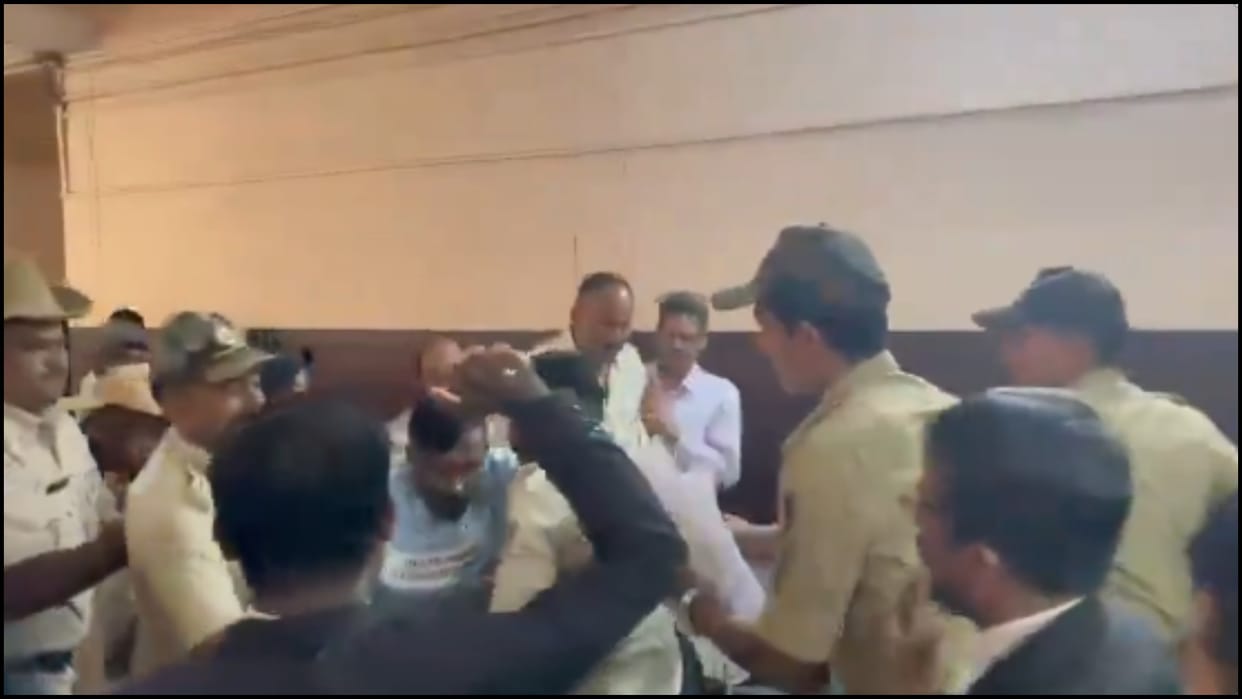 Jailed gangster Jayesh Pujari raises pro Pak slogans inside court premises roughed up news in hindi