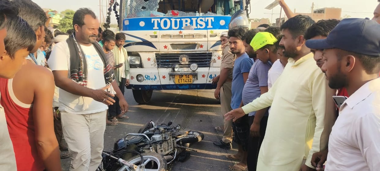Bahraich: Speeding bus crushed bike, brother, sister and niece died, angry people pelted stones