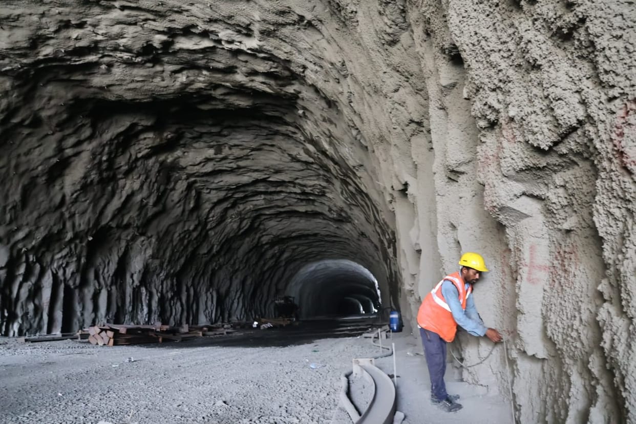 Jharkhand laborer working in railway tunnel dies Rishikesh Uttarakhand News in hindi