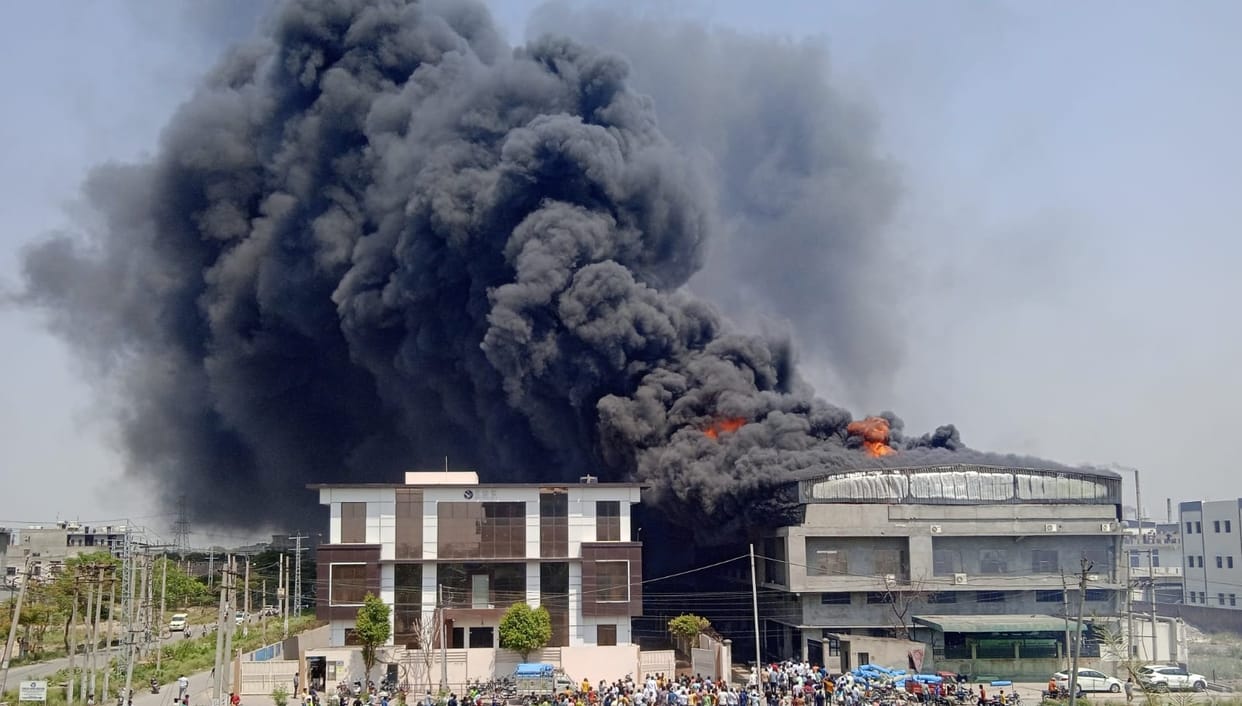 massive fire broke out in a blanket factory in Panipat of Haryana, fire engines present at spot