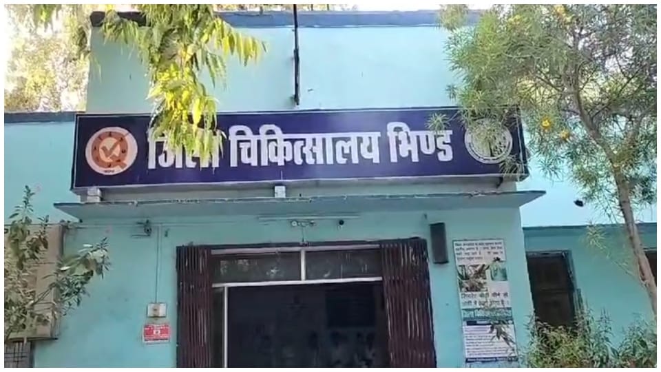 बीमार लोगों को अस्पताल में चल रहा इलाज।