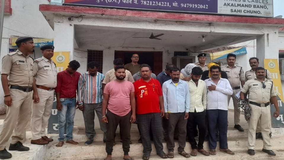 Police arrested gamblers in Dhamdha police station area of Durg
