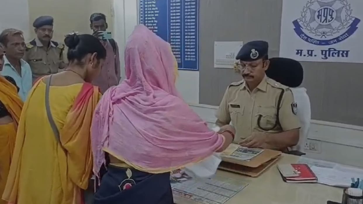MP Gwalior News Man Married Two Women Wives Went SP Office to Complain About Husband News in Hindi