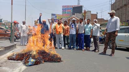 पुतला फूंकते हिंदू संगठन के लोग