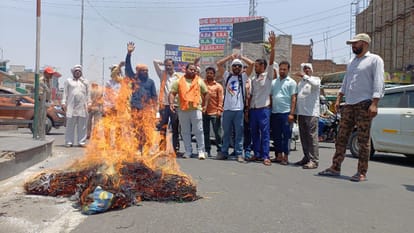 पुतला फूंकते हिंदू संगठन के लोग