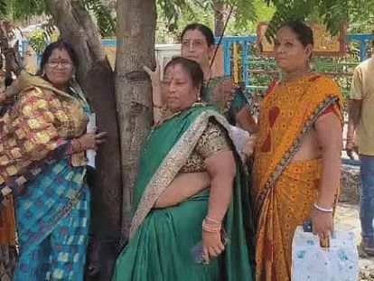 Bhopal: Protest to save 29 thousand trees in Bhopal, residents sit on dharna with Congress leaders.