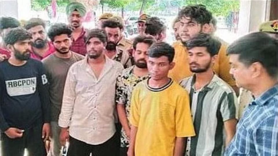 Prayagraj Police busted a gang that defrauded crores of rupees on the lines of Mahadev App