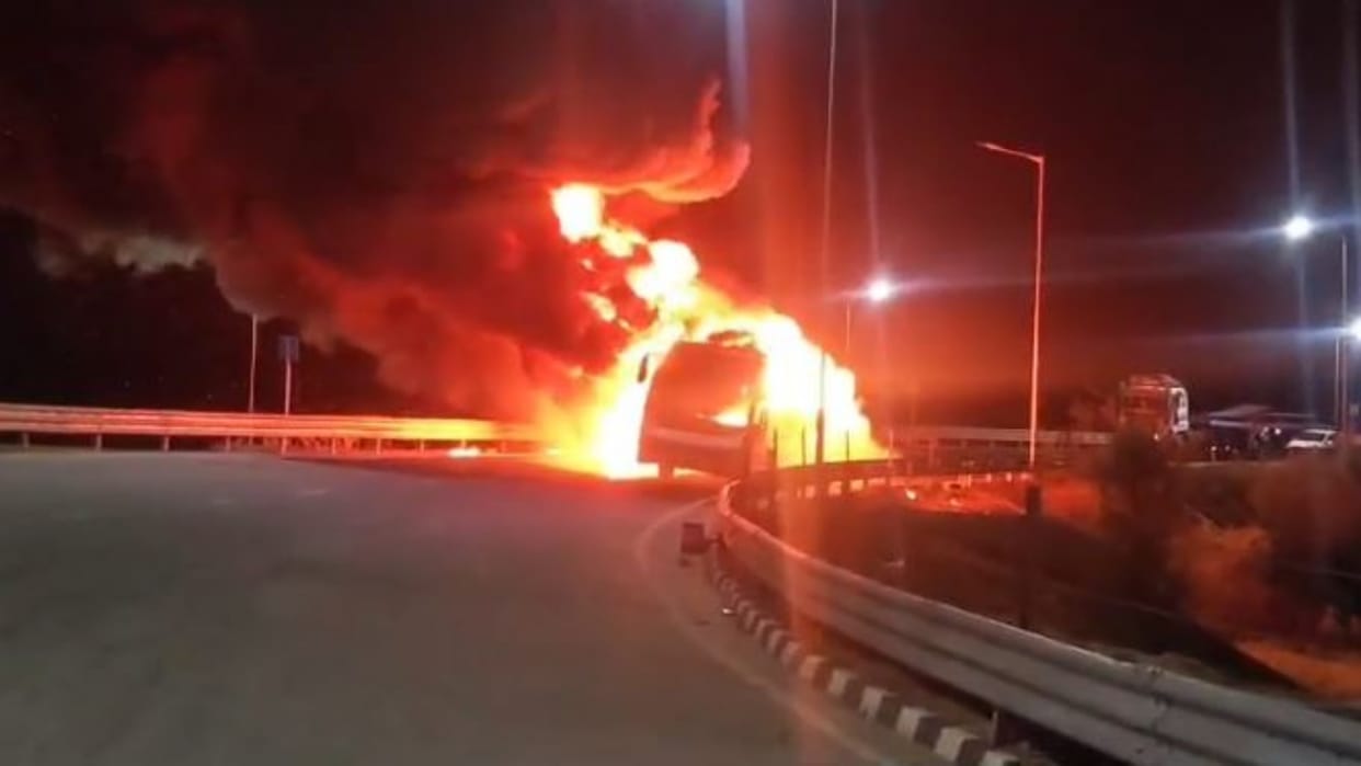 Dausa News: Bus destroyed due to fire, toll booth employees remained sitting as spectators
