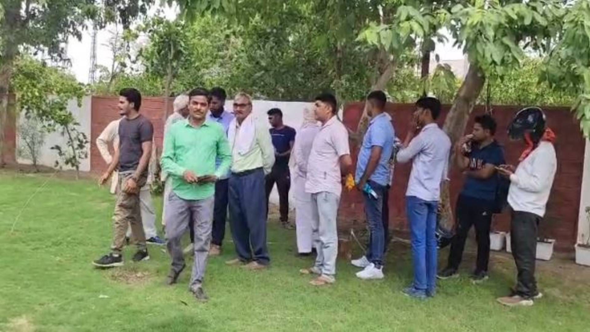 आईजी ऑफिस पहुंचे लोग