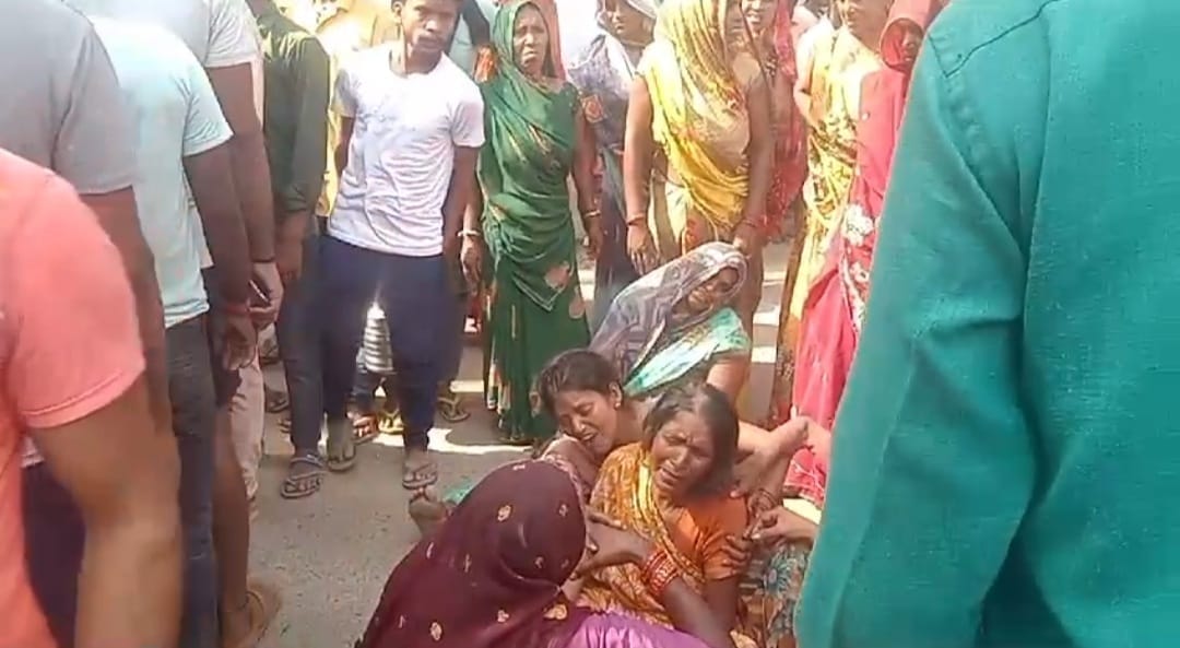 laborer death due to electrocution family members gheraoed SP residence in mirzapur
