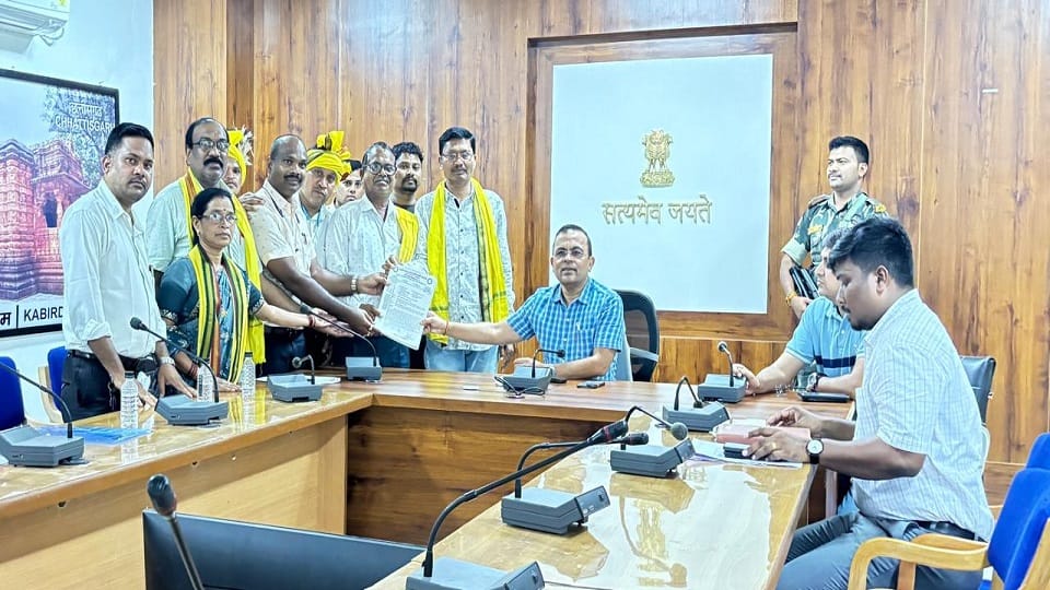 समाज के लोगों ने कलेक्टर को ज्ञापन सौंपा