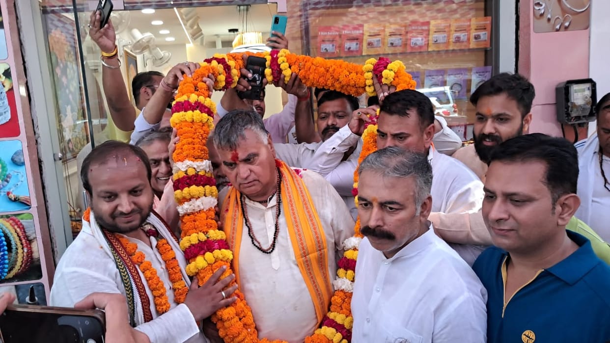 Newly elected MP from Sonipat Satpal Brahmachari reached Haridwar received a grand welcome