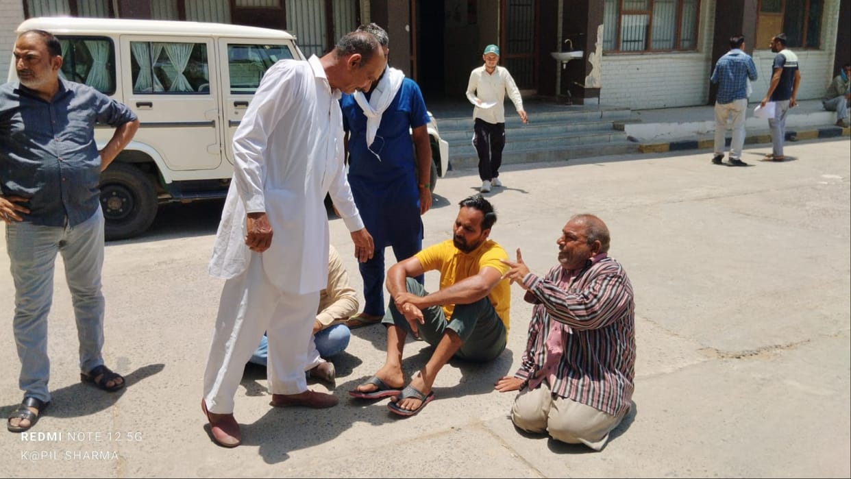 Fatehabad: Samadhan Camp was going on inside, disabled person sitting on hot ground outside asked for justice