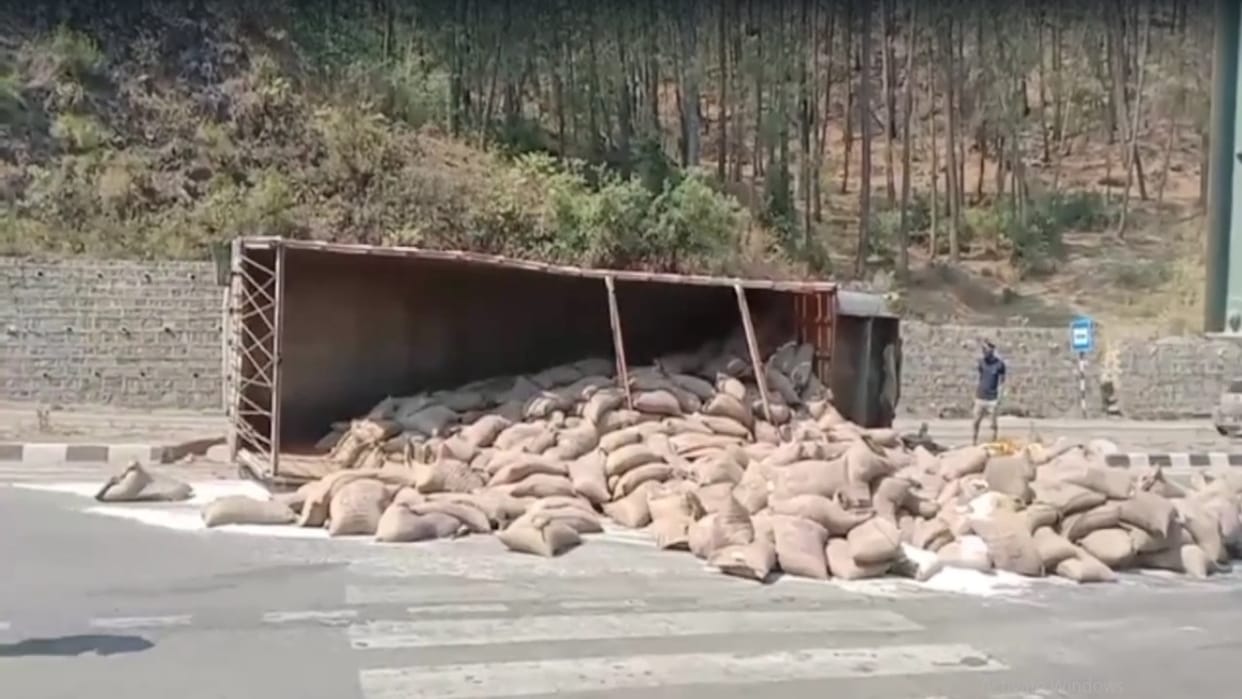 A truck loaded with rice overturned on the bypass near Shamlech in Solan