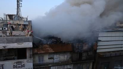 तस्वीरों में भयावह मंजर: चांदनी चौक में दो इमारतें जमींदोज, 60 से अधिक दुकान जले; 250 जवान आग बुझाने में जुटे Two buildings collapsed in Chandni Chowk more than 60 shops burnt 250 soldiers engaged in extinguishing the fi