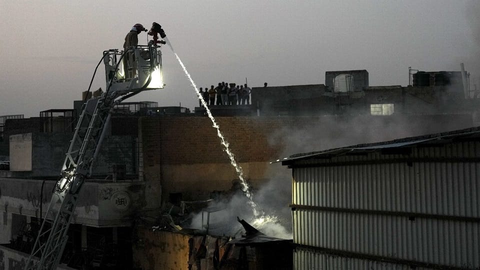 Two buildings collapsed in Chandni Chowk more than 60 shops burnt 250 soldiers engaged in extinguishing the fi