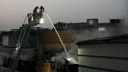 तस्वीरों में भयावह मंजर: चांदनी चौक में दो इमारतें जमींदोज, 60 से अधिक दुकान जले; 250 जवान आग बुझाने में जुटे Two buildings collapsed in Chandni Chowk more than 60 shops burnt 250 soldiers engaged in extinguishing the fi