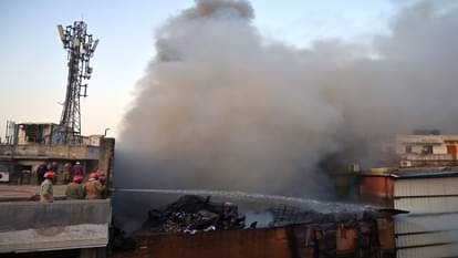 तस्वीरों में भयावह मंजर: चांदनी चौक में दो इमारतें जमींदोज, 60 से अधिक दुकान जले; 250 जवान आग बुझाने में जुटे Two buildings collapsed in Chandni Chowk more than 60 shops burnt 250 soldiers engaged in extinguishing the fi