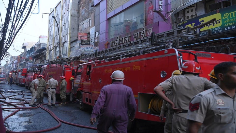 Two buildings collapsed in Chandni Chowk more than 60 shops burnt 250 soldiers engaged in extinguishing the fi