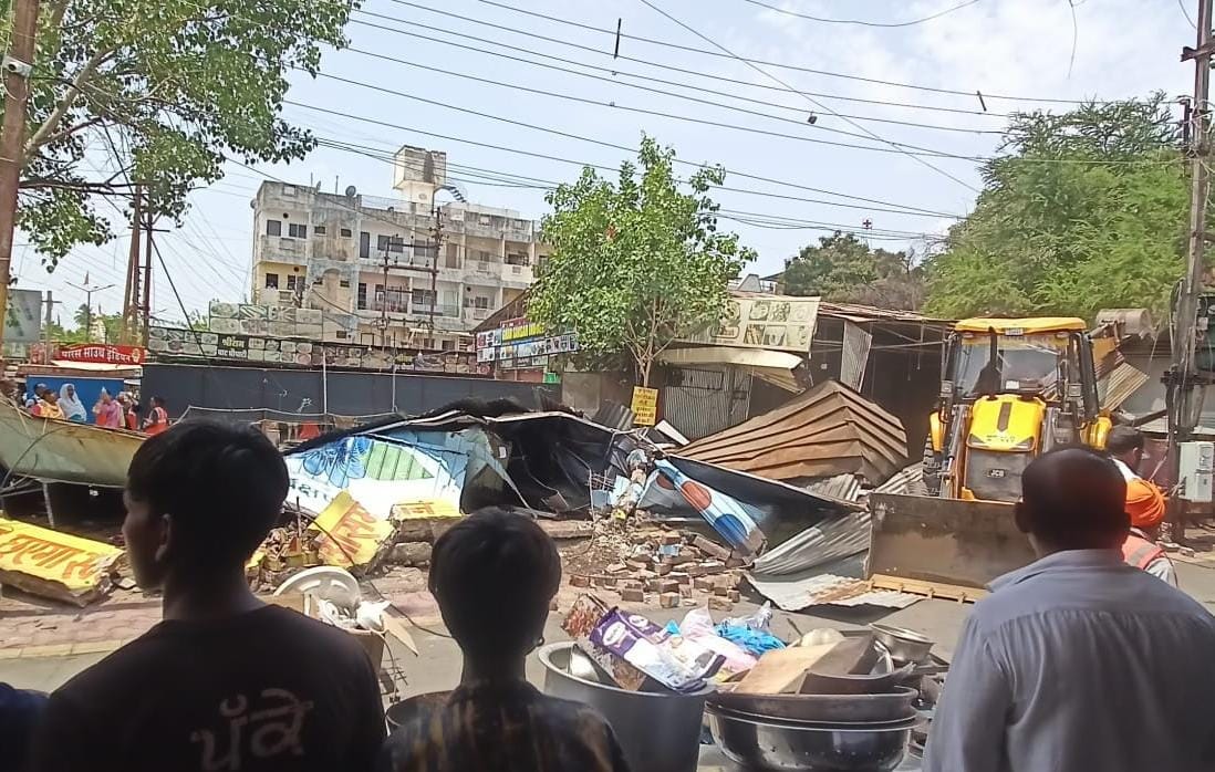 Indore: Illegal chowpatty removed from Annapurna area, traders angry, road will be built for Western Ring Road