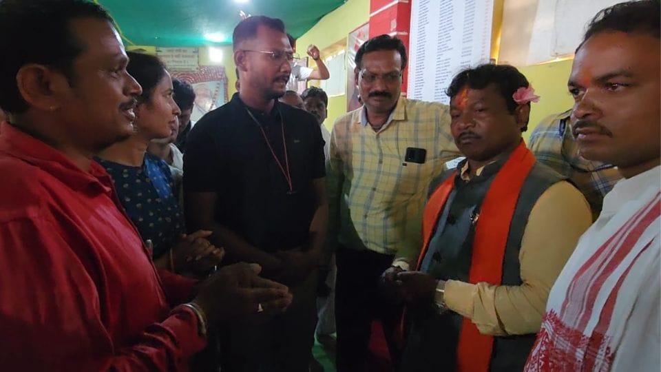 Eklavya guest teachers met Bastar MP in Jagdalpur