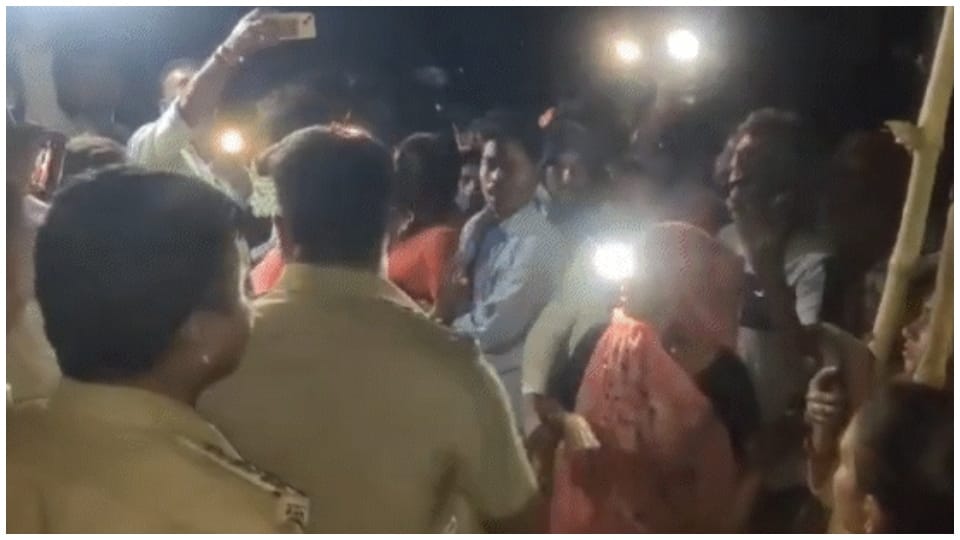 पुलिस ने लोगों को कराया शांत।
