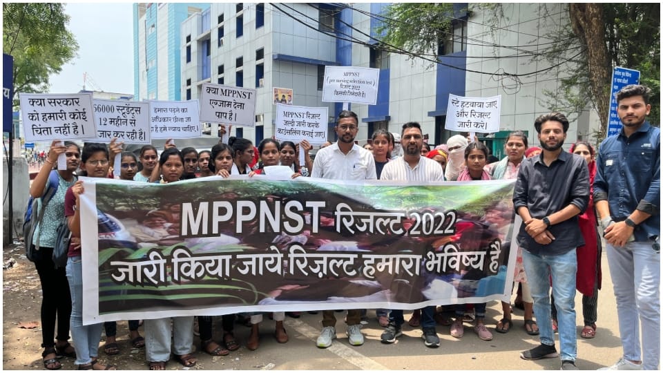 Bhopal News: Result of Nursing College entrance exam not released in a year girl students took to the streets