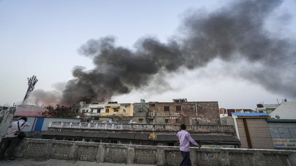 Two buildings collapsed in Chandni Chowk more than 60 shops burnt 250 soldiers engaged in extinguishing the fi