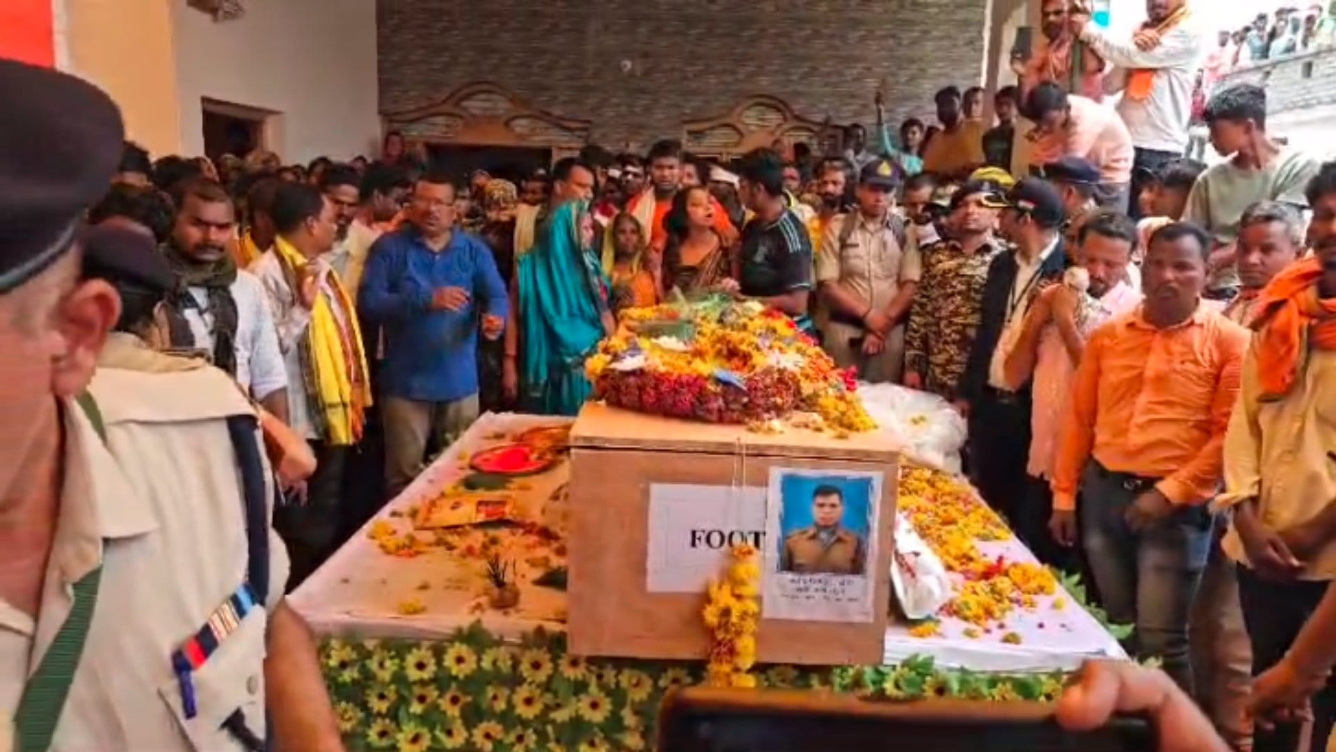 छिंदवाड़ा में शहीद के दर्शन के लिए सैकड़ों लोग पहुंचे।