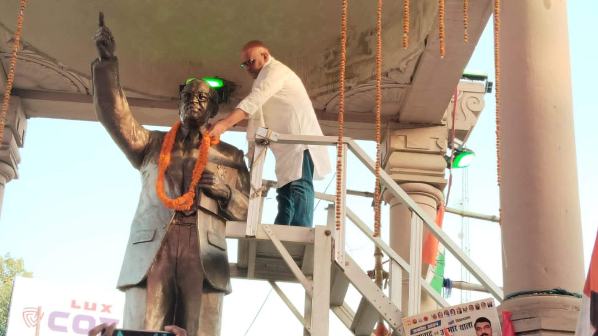 डॉ. अंबेडकर की प्रतिमा पर माल्यार्पण करते अजय राय।