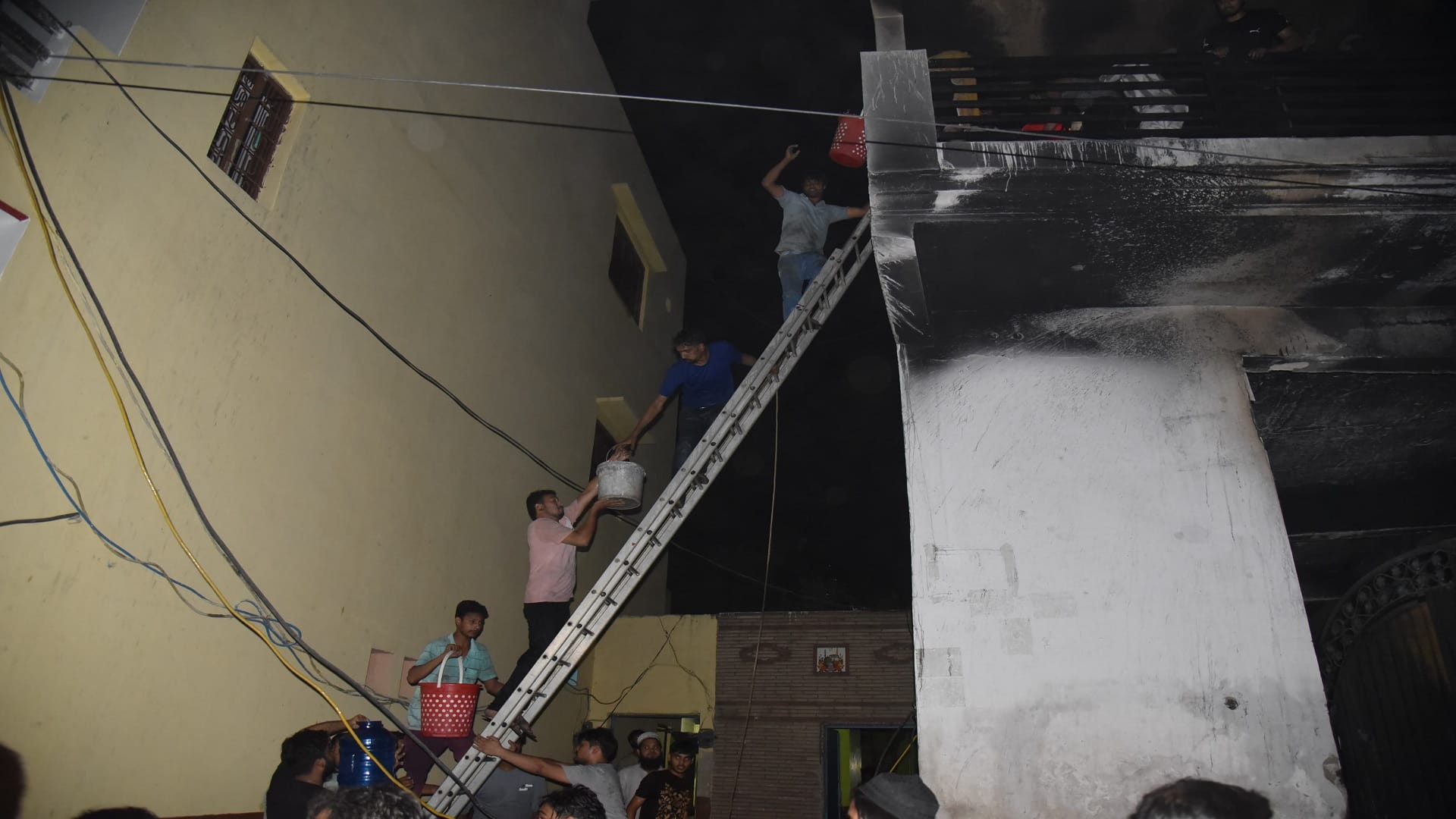 Ghaziabad Loni Fire News Everyone eyes became moist after seeing dead bodies colony drowned in mourning
