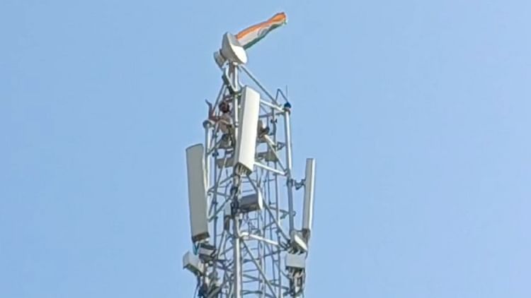 दूषित पानी की निकासी नहीं, विरोध में मोबाइल टावर पर तिरंगा लेकर चढ़ा ब्लॉक समिति सदस्य का पति