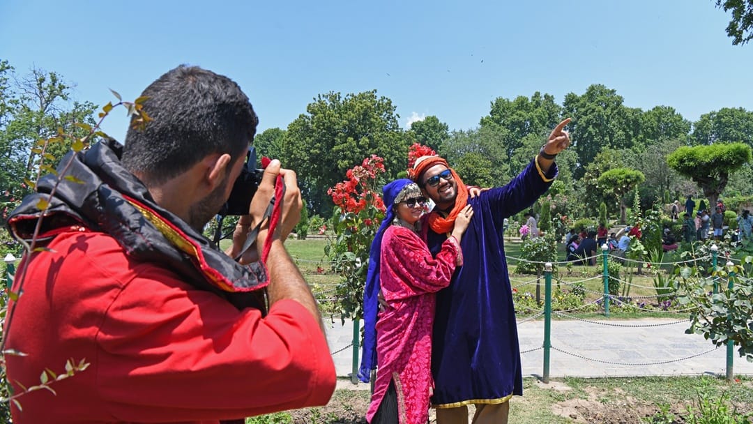 Weather in Kashmir pleasant clouds rained with strong winds in srinagar tourists enjoyed