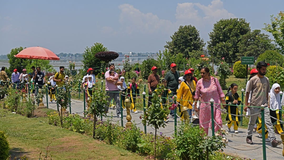 Weather in Kashmir pleasant clouds rained with strong winds in srinagar tourists enjoyed