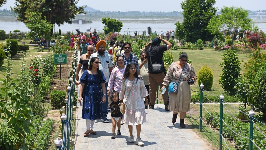 Weather in Kashmir pleasant clouds rained with strong winds in srinagar tourists enjoyed