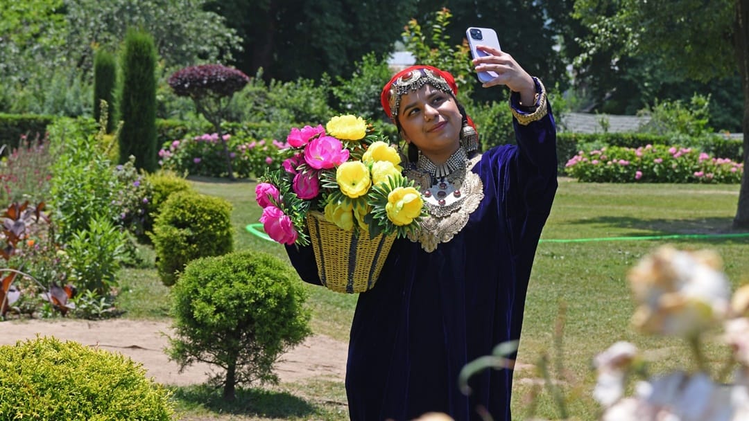 Weather in Kashmir pleasant clouds rained with strong winds in srinagar tourists enjoyed
