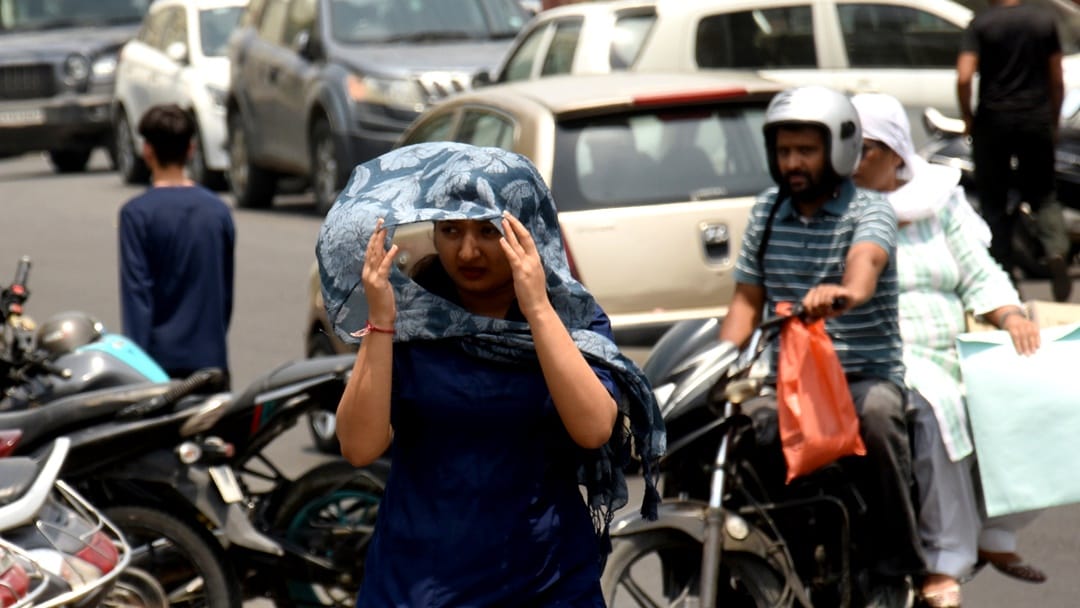 Jammu Kashmir Weather : heat wave in Jammu temperature 48 degrees in Kathua rain in Srinagar