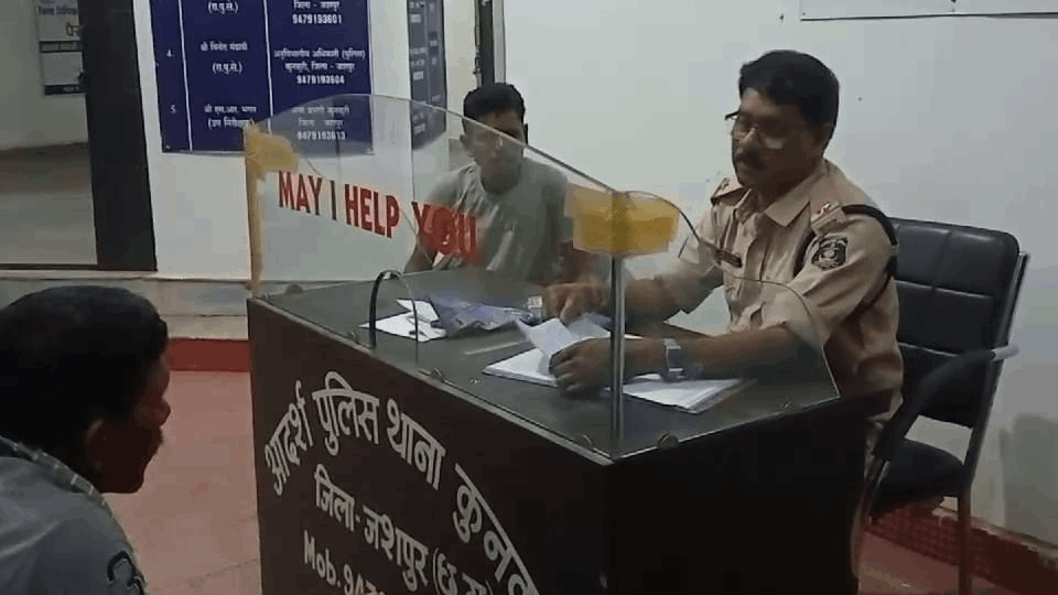 farmer returning home in Jashpur died after being hit by a car
