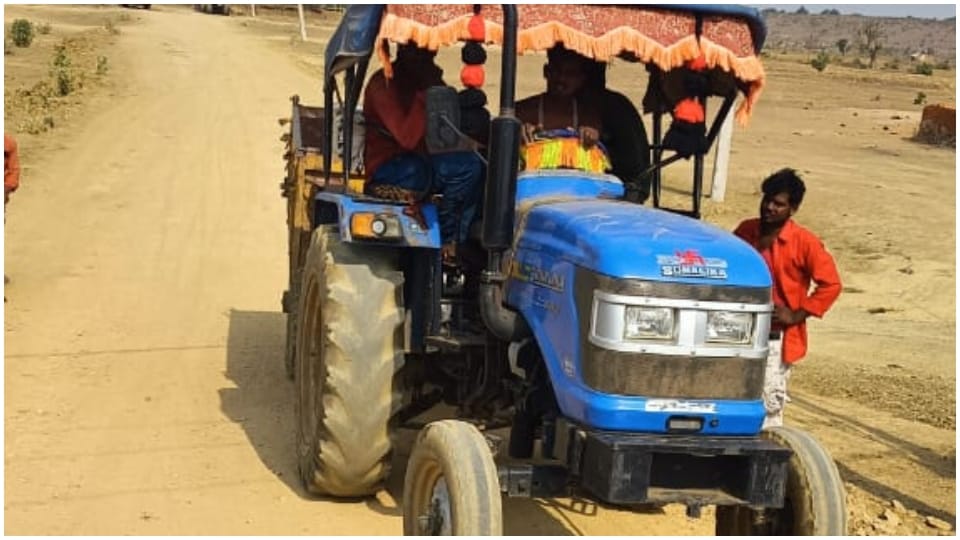 then two tractors filled with illegal sand were caught, the third one absconding