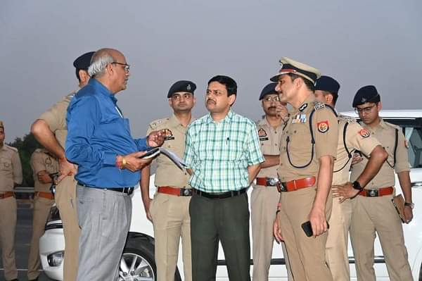 पीएम मोदी के कार्यक्रम स्थल का निरीक्षण करते अधिकारी।