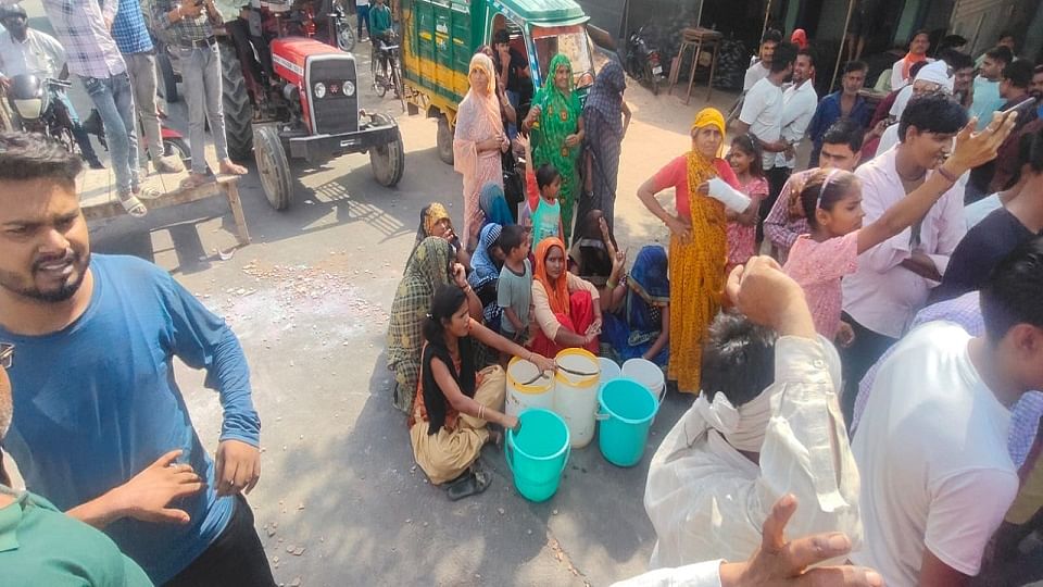 Water crisis deepens in these areas of Agra people's patience broken jammed while protesting