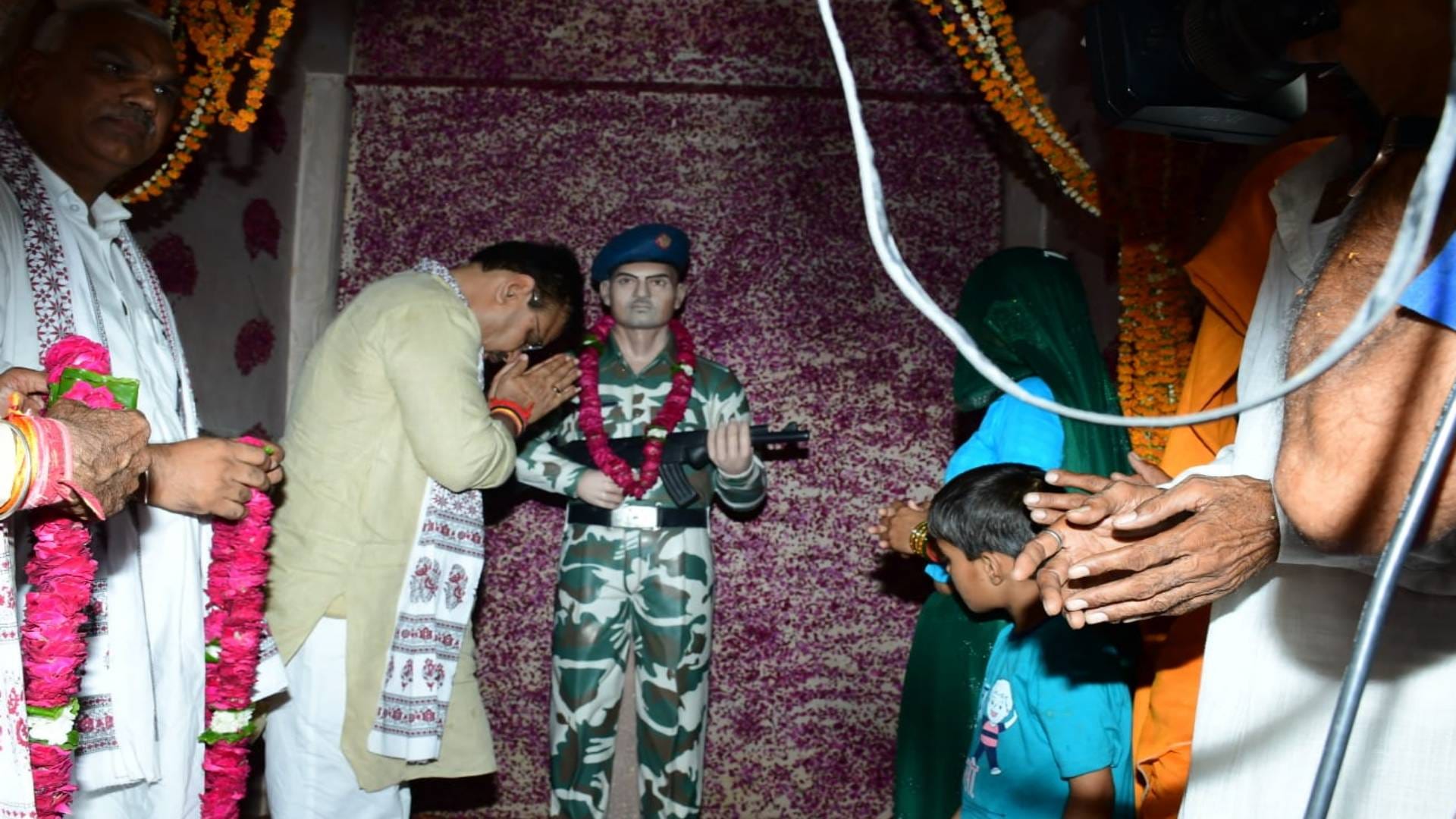 प्रतिमा का अनावरण करते हुए सीएम भजनलाल शर्मा