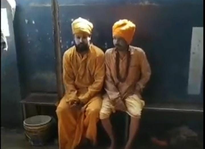 Ratlam: Two people who cheated in the guise of a sadhu were beaten by the mob and handed over to the police