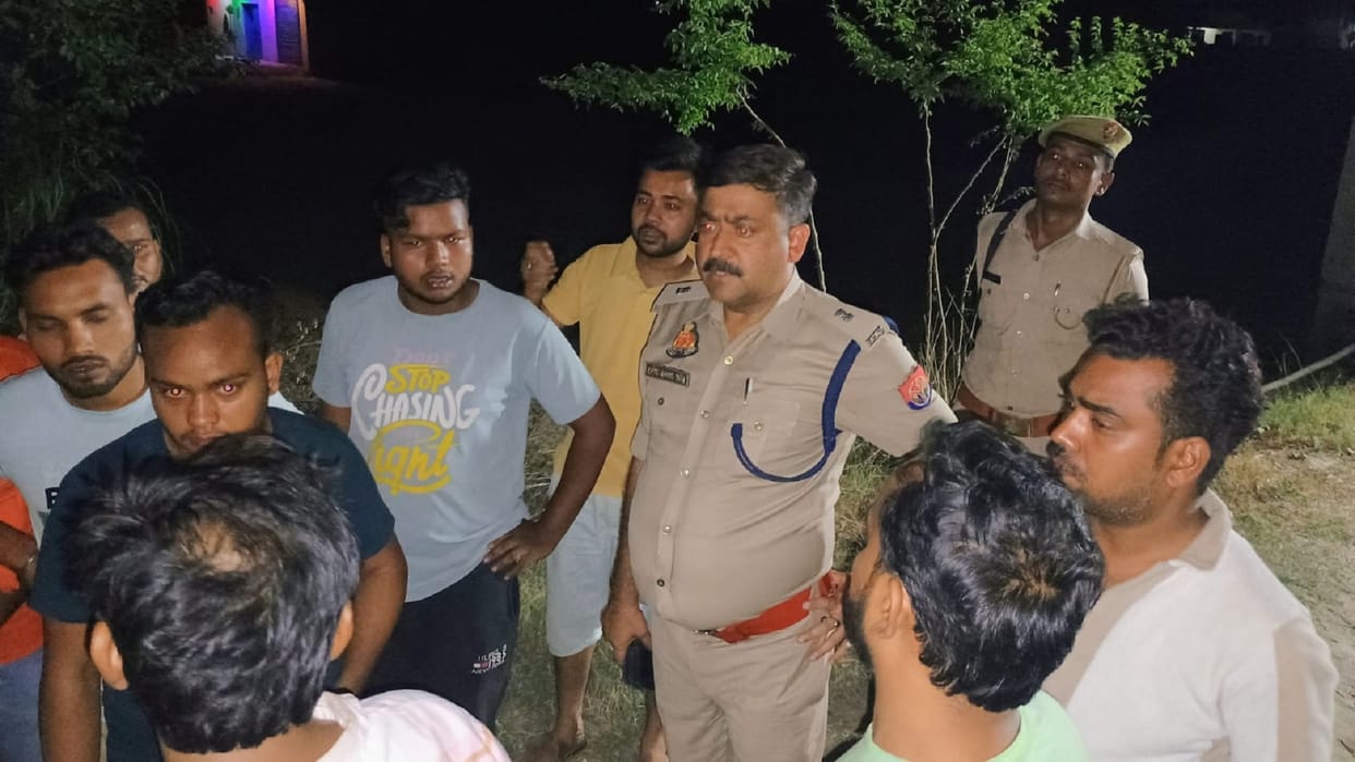 jewelery and cash worth lakhs from a bullion trader after terrorizing him with a pistol and ran away while fir