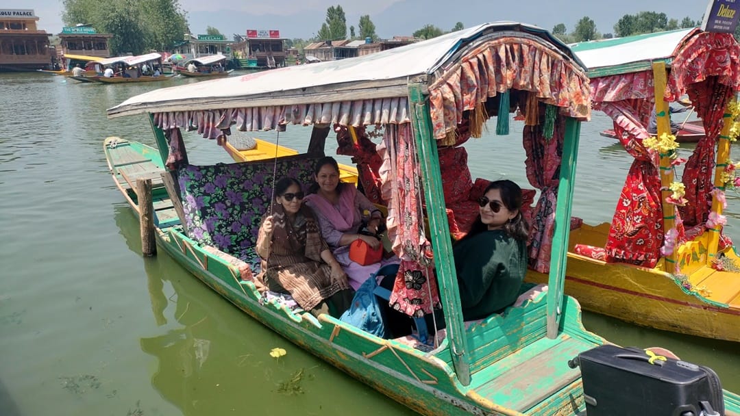 Weather in Kashmir pleasant clouds rained with strong winds in srinagar tourists enjoyed