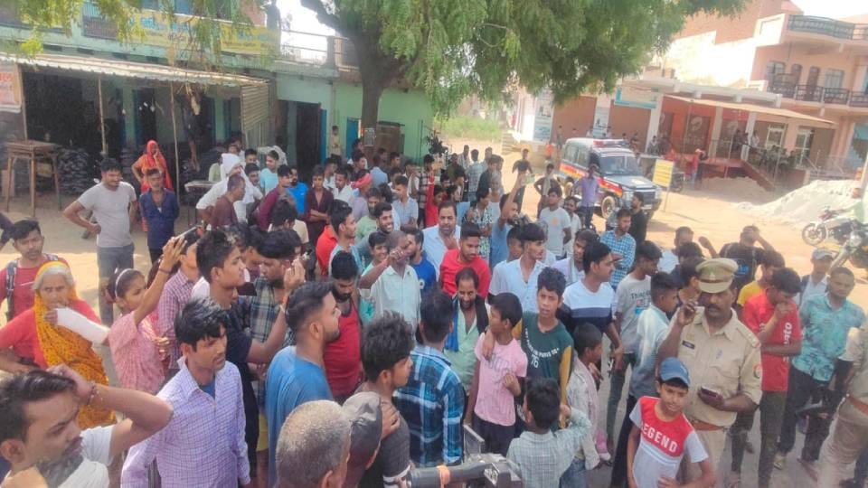 people suffering from water problem blocked road by placing empty utensils on road In Agra