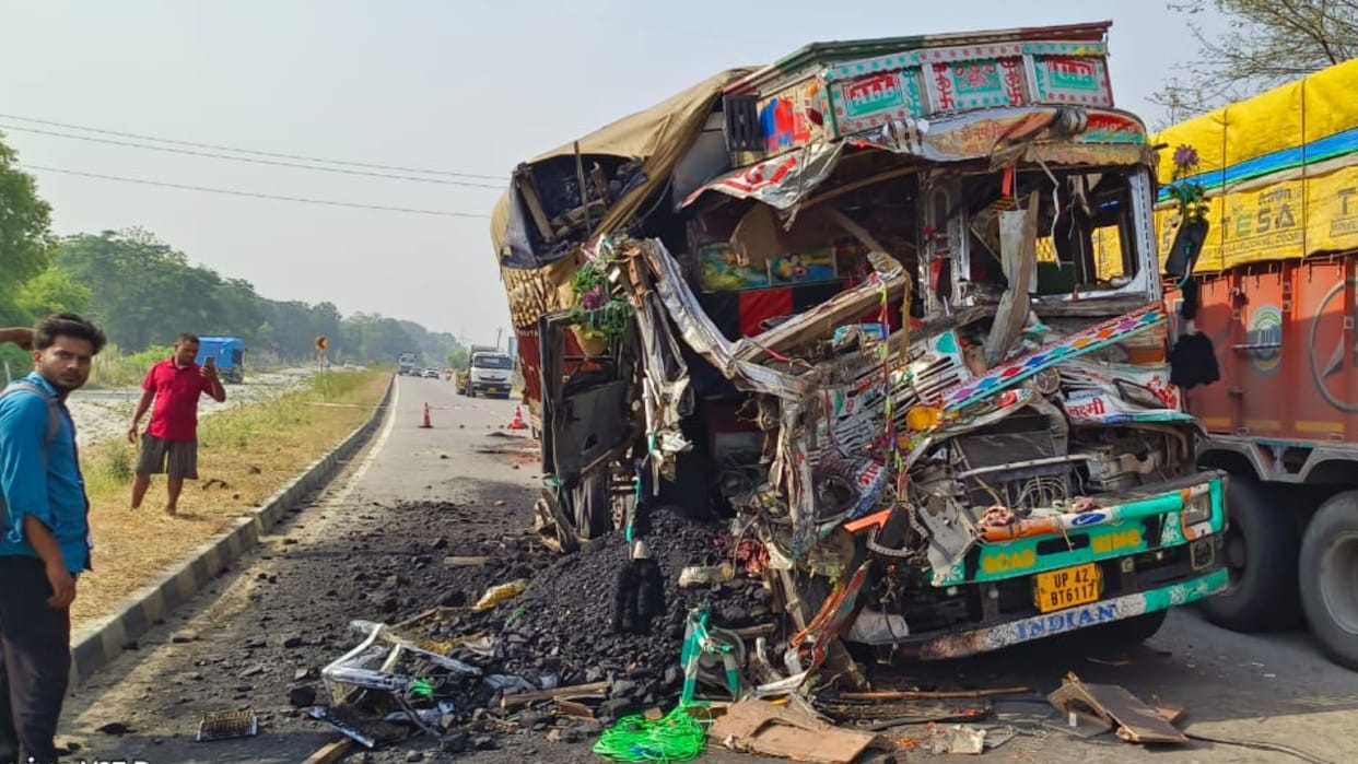 Major road accident on Varanasi Lucknow highway driver and conductor died  in jaunpur